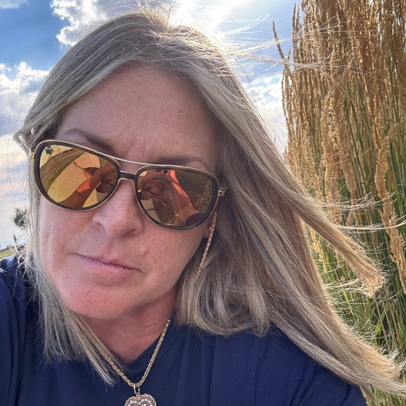 Meet your Posher, Jennifer - Picture 1 of 6